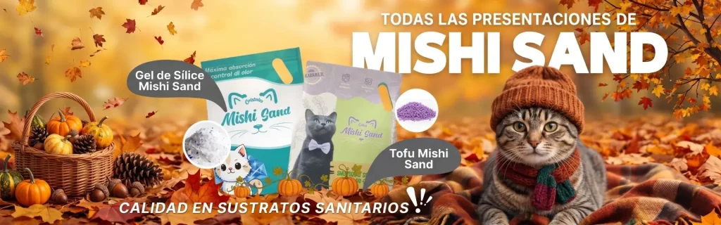 Gato atigrado con gorro y bufanda de lana en un entorno otoñal, junto a empaques de arena sanitaria Mishi Sand Gel de Sílice y Tofu.