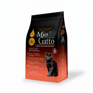 Bolsa de 7Kg de alimento súper premium para gatos adultos esterilizados Mio Gatto. El empaque negro y naranja muestra una foto de un gato negro y resalta beneficios como control de pH urinario, menos calorías y aceite de linaza.