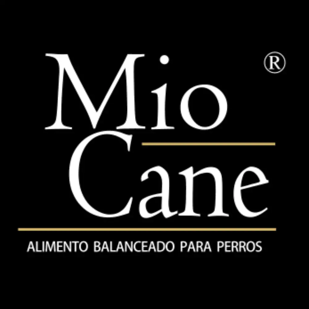 Logo oficial de Mio Cane, alimento balanceado para perros, con letras blancas y detalles dorados sobre fondo negro, incluye el sello de Rankana.