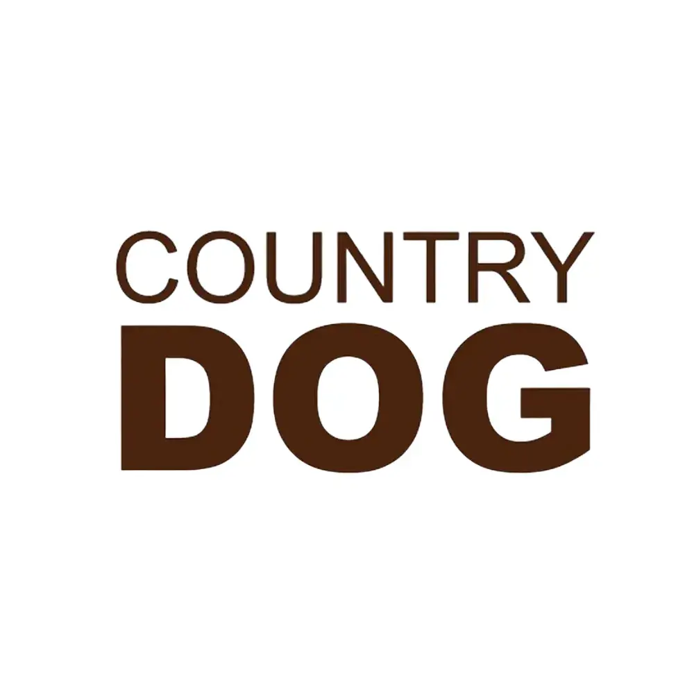 Logotipo tipográfico oficial de la marca de alimento para mascotas Country Dog. Presenta el nombre de la marca en dos líneas de texto marrón terroso sobre fondo blanco puro: 'COUNTRY' en la parte superior con una fuente de peso medio, y 'DOG' en una fuente mucho más grande y audaz debajo, simbolizando robustez y salud. Ideal para alimento natural de perro.