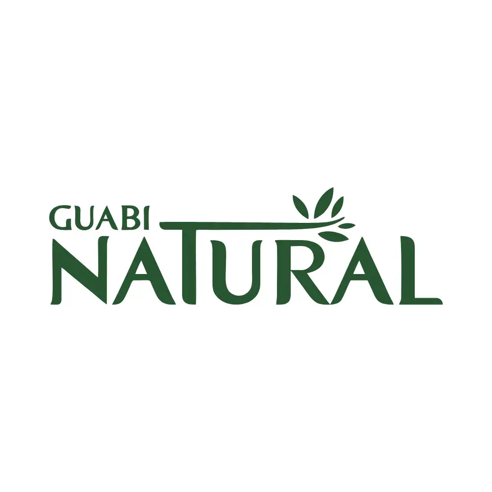 Logotipo tipográfico oficial de la marca de alimento para mascotas 'Guabi Natural'. El texto está en color verde oscuro sobre un fondo blanco puro: 'GUABI' arriba en letras sans-serif más pequeñas, y debajo 'NATURAL' en una fuente serif más grande con una rama de hojas brotando de la 'L' al final.