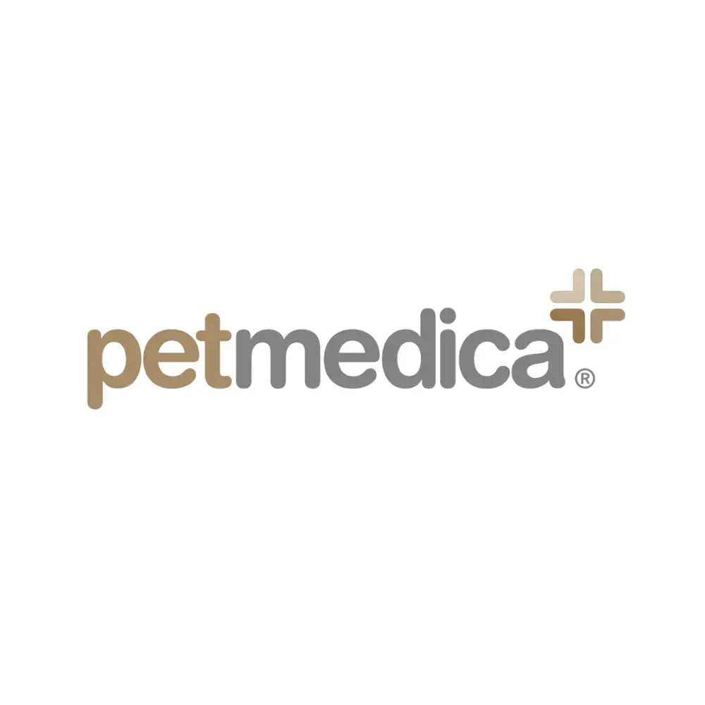Logotipo de Petmedica en tipografía sans-serif color bronce con icono de cruz médica estilizada, representando farmacología veterinaria de alta calidad.