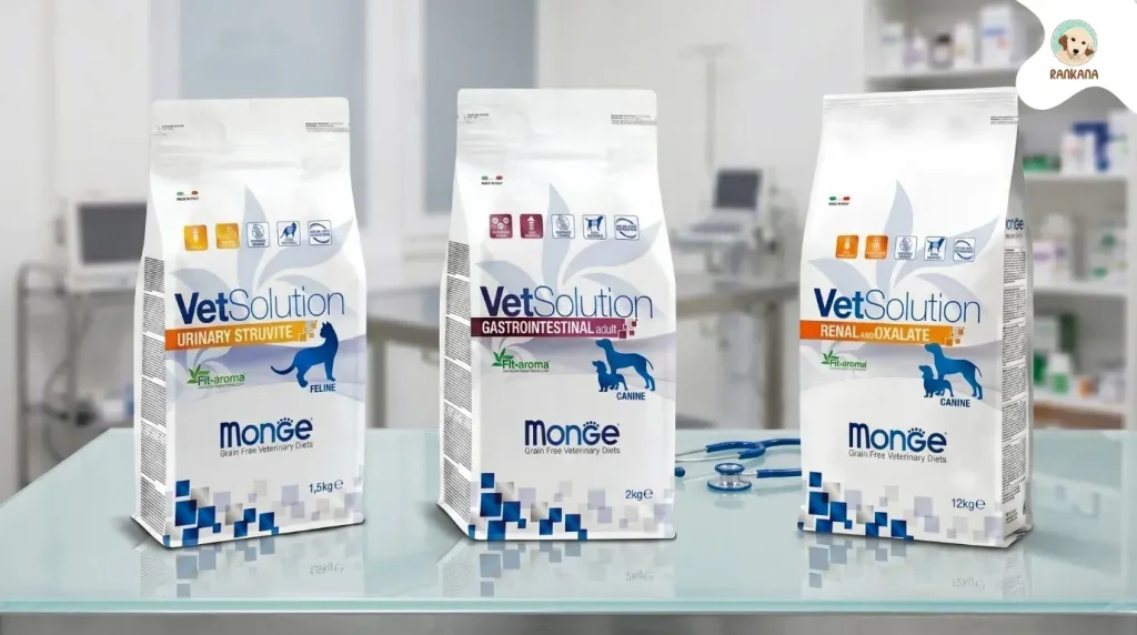 Tres bolsas de alimento medicado Monge VetSolution: Urinary Struvite para gatos, Gastrointestinal para perros y Renal Oxalate para perros, en un consultorio veterinario.