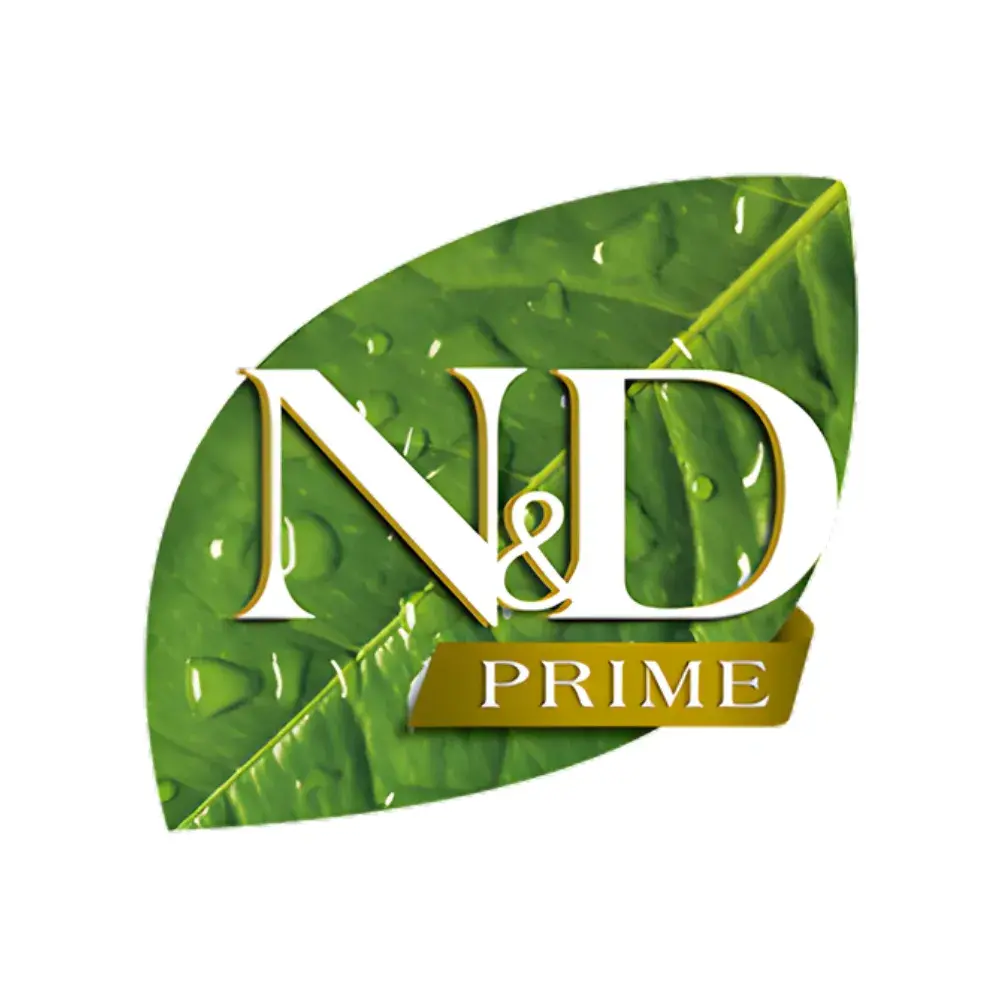 Logotipo oficial de la marca de alimento para gatos N&D Prime. Muestra las letras 'N' y 'D' entrelazadas en color blanco con bordes dorados sobre el fondo de una hoja verde fresca con gotas de agua. En la parte inferior, una cinta dorada lleva la palabra 'PRIME'.