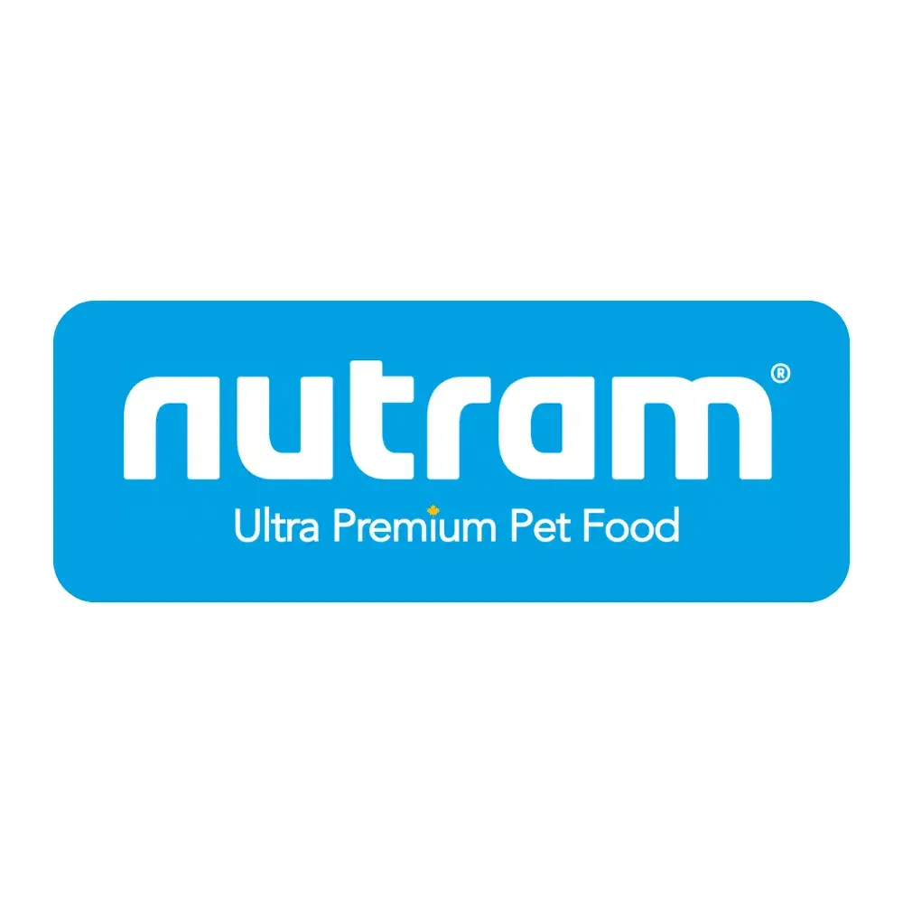 Logotipo oficial de la marca Nutram, con texto blanco "nutram" y "Ultra Premium Pet Food" sobre un fondo rectangular azul cian, incluyendo una pequeña hoja de arce amarilla sobre la letra 'a'.