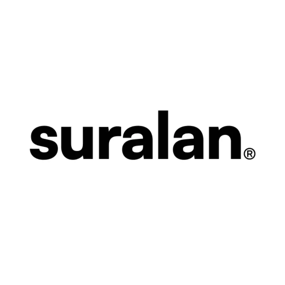 Logotipo de Suralan, efectiva pastilla masticable contra pulgas, garrapatas y ácaros para perros, disponible en Rankana Perú.
