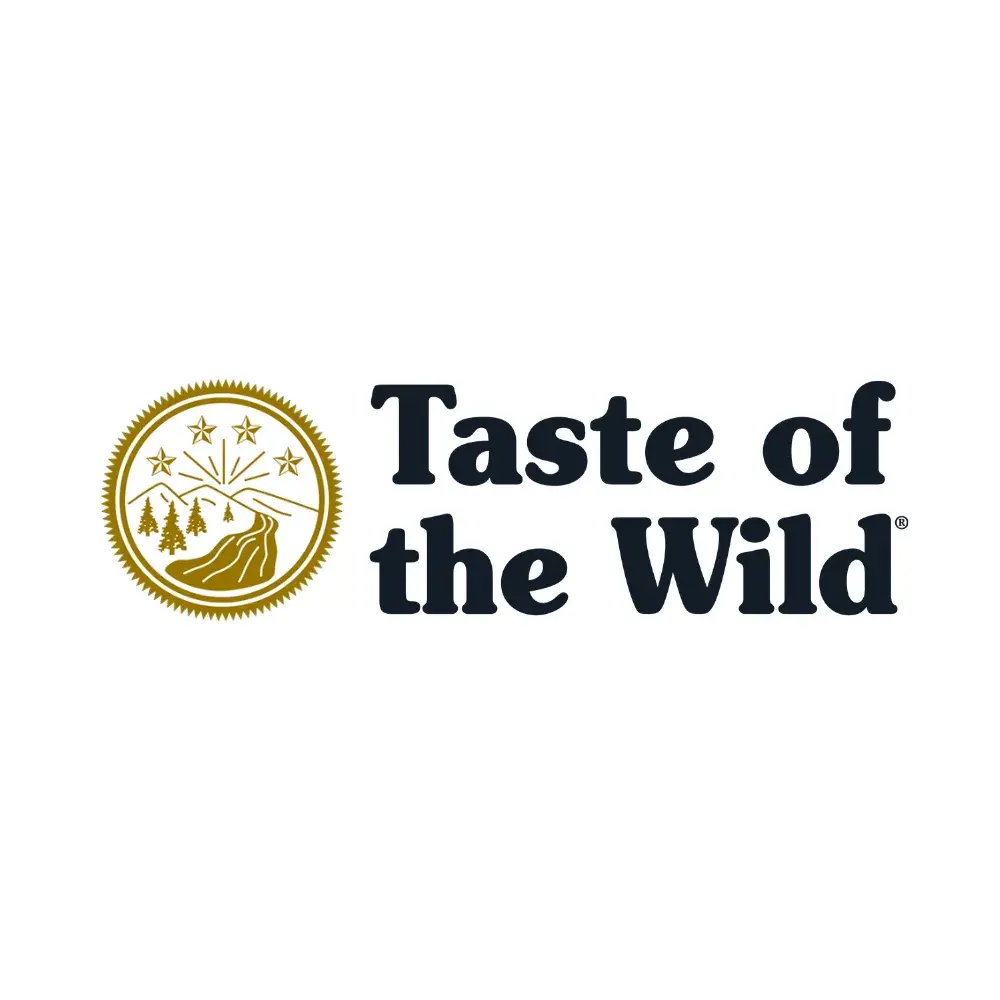 Logotipo oficial de la marca de alimento premium para mascotas Taste of the Wild, que muestra un emblema circular dorado a la izquierda que contiene un paisaje natural con un río, montañas, bosque y cinco estrellas, y el nombre de la marca 'Taste of the Wild' en fuente oscura a la derecha.