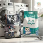 Dos sacos de 10kg de arena para gatos Mishi Sand (Bentonita con Carbón Activado y Gel de Sílice) en una lavandería moderna iluminada.
