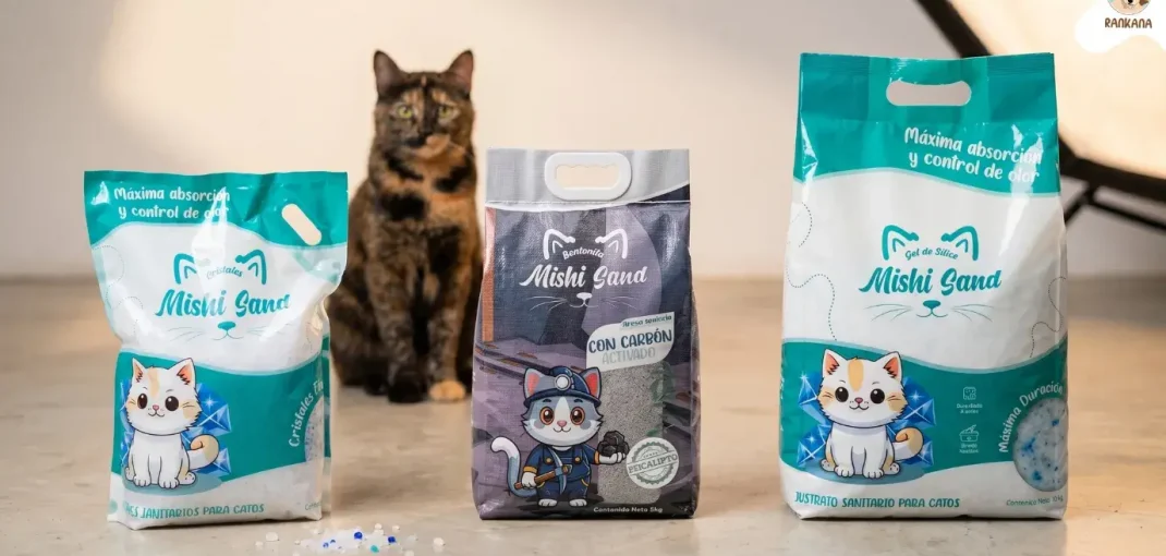 Tres empaques de arena para gatos Mishi Sand de 4kg, 5kg y 10kg en un estudio profesional con un gato sentado al fondo.