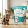 Gato tabby junto a empaque de Mishi Sand Cristales Finos de 4kg en una sala moderna e iluminada.