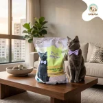 Arena para gatos Mishi Sand Tofu aroma lavanda en empaque de 2.5kg junto a un gato gris en una sala moderna.