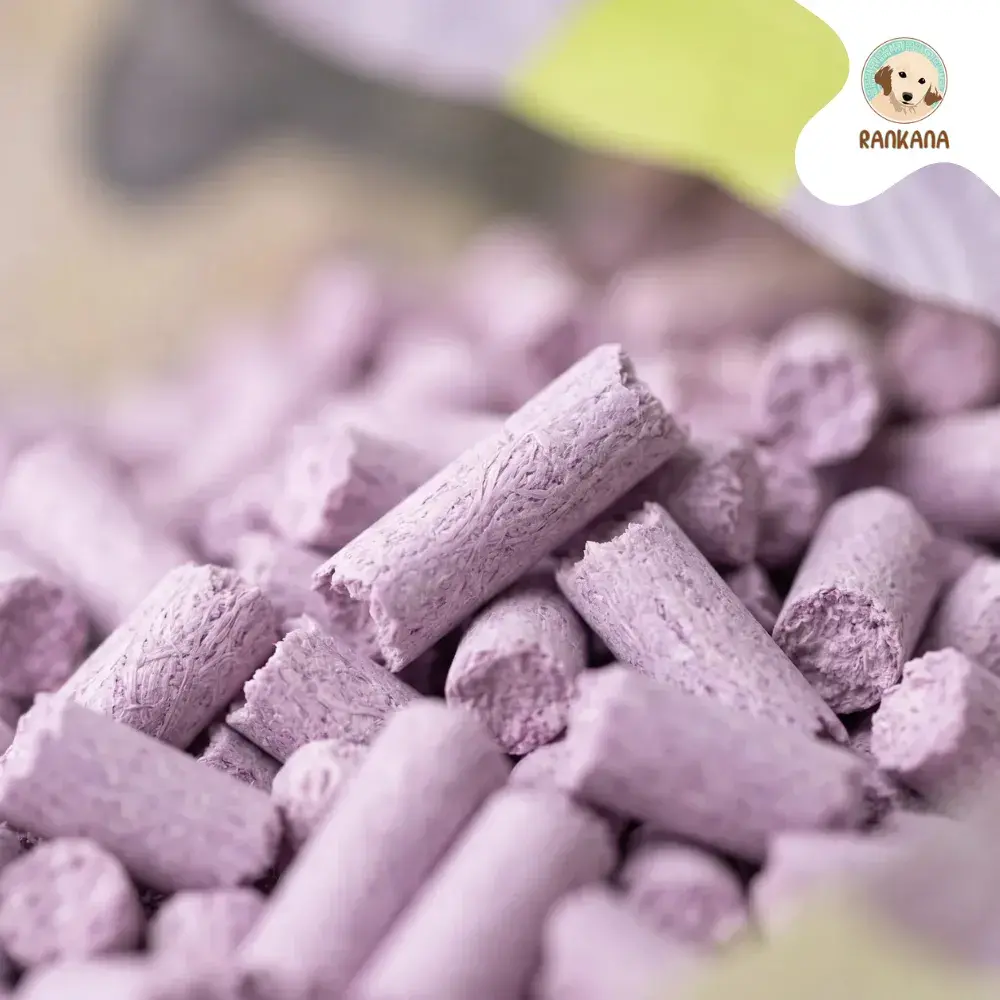 Primer plano macro de pellets de arena para gatos Mishi Sand Tofu color lavanda con textura de fibras vegetales naturales.
